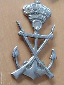 Military Antiques: EJERCITO INSIGNIA MILITAR NAVAL FUSILES EN ASPA BAJO CORONA SOBRE ANCLA METAL 4.8CMS ALTO